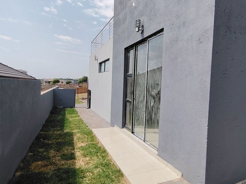 Open to offers! Brand new and Modern 4 Bedroom Family Home in Eldo Village Estate, Centurion. (Installment Sale Agreement option also available to selected Buyers) - Photo 6