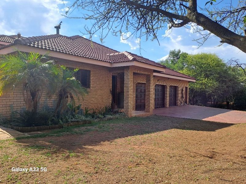 Big family home small holding on offer in Burkea park Pebble Rock Bushveld Golf Estate - Photo 3