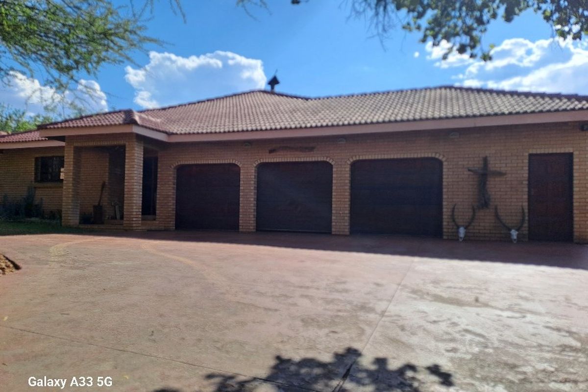 Big family home small holding on offer in Burkea park Pebble Rock Bushveld Golf Estate - Photo 4