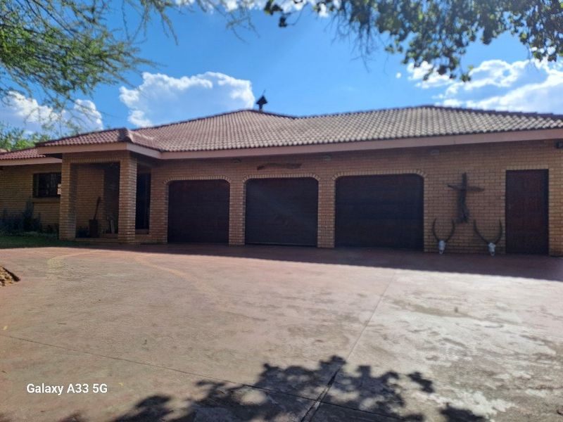 Big family home small holding on offer in Burkea park Pebble Rock Bushveld Golf Estate - Photo 4