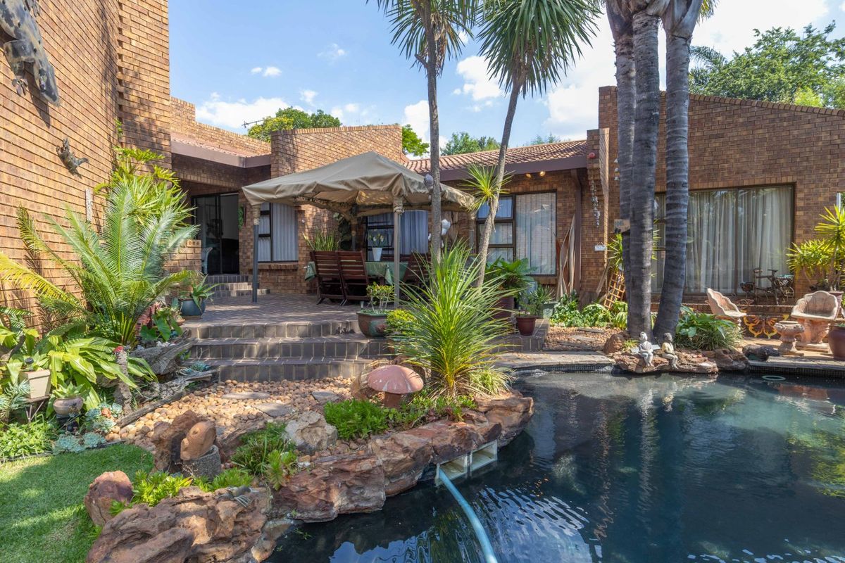 4 Bedroom House Plus Cottages for Sale in Marais Steyn Park - Photo 3