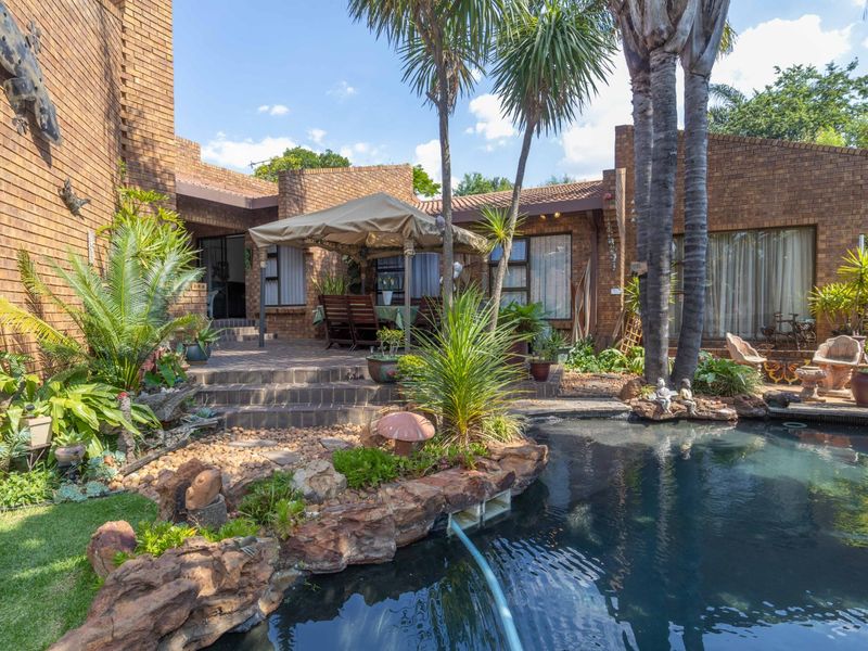 4 Bedroom House Plus Cottages for Sale in Marais Steyn Park - Photo 3