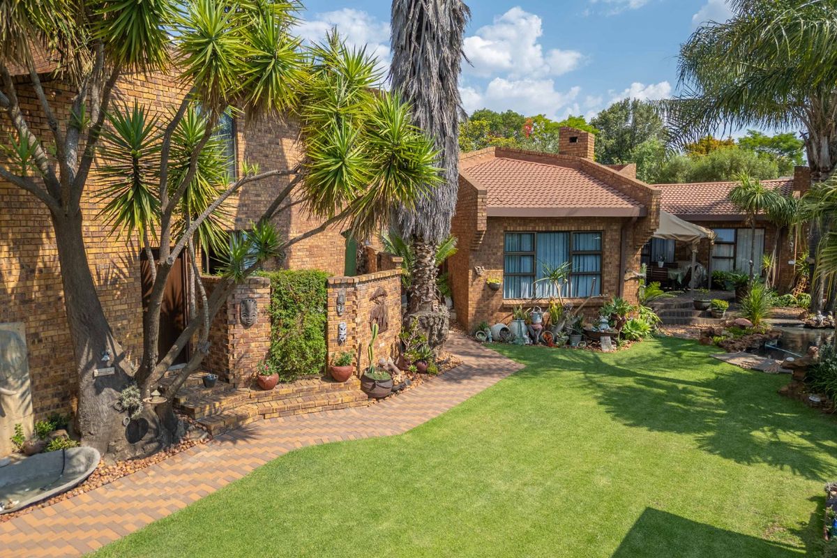 4 Bedroom House Plus Cottages for Sale in Marais Steyn Park - Photo 2