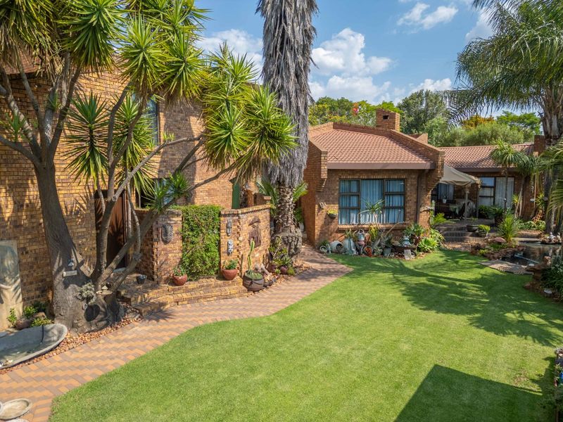 4 Bedroom House Plus Cottages for Sale in Marais Steyn Park - Photo 2