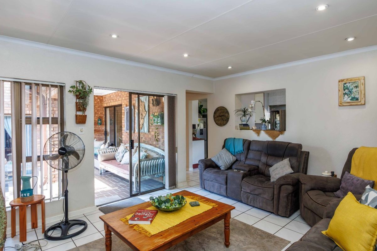 4 Bedroom House Plus Cottages for Sale in Marais Steyn Park - Photo 5