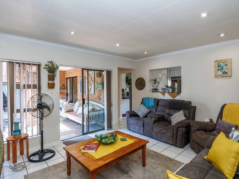 4 Bedroom House Plus Cottages for Sale in Marais Steyn Park - Photo 5