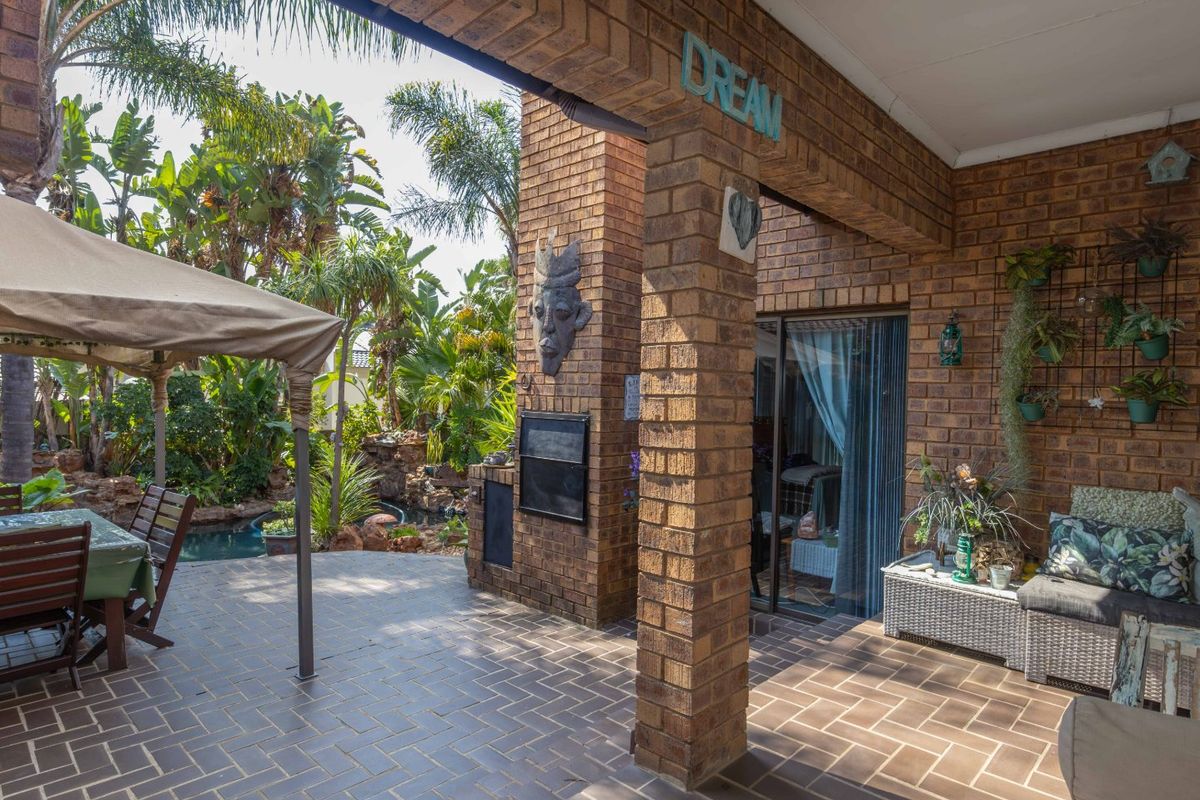 4 Bedroom House Plus Cottages for Sale in Marais Steyn Park - Photo 4