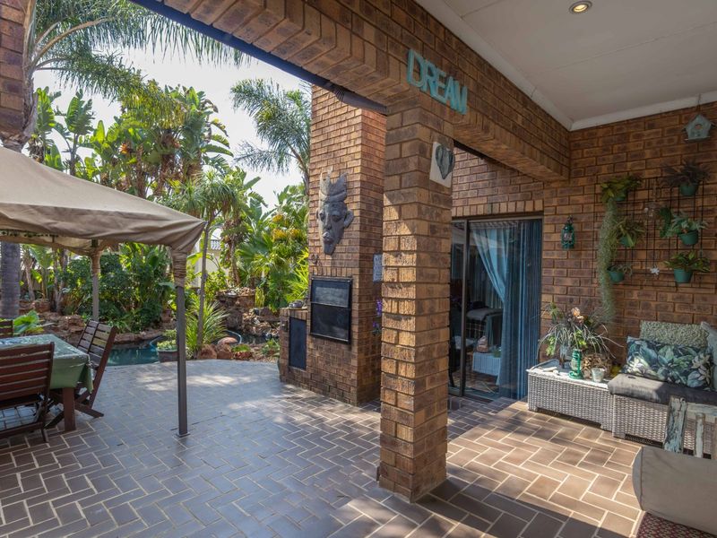 4 Bedroom House Plus Cottages for Sale in Marais Steyn Park - Photo 4