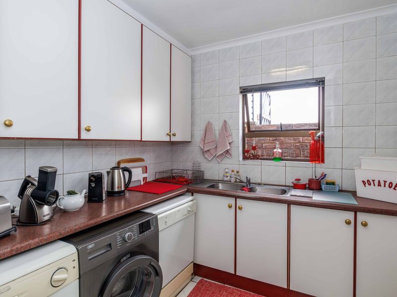 4 Bedroom House Plus Cottages for Sale in Marais Steyn Park - Photo 9