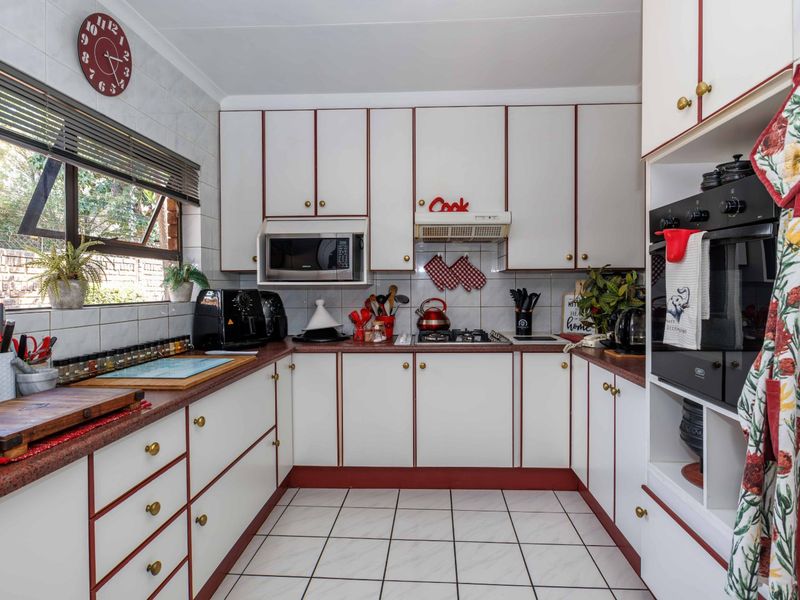 4 Bedroom House Plus Cottages for Sale in Marais Steyn Park - Photo 7