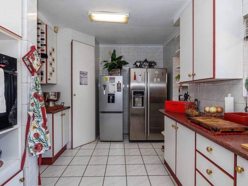 4 Bedroom House Plus Cottages for Sale in Marais Steyn Park - Photo 8