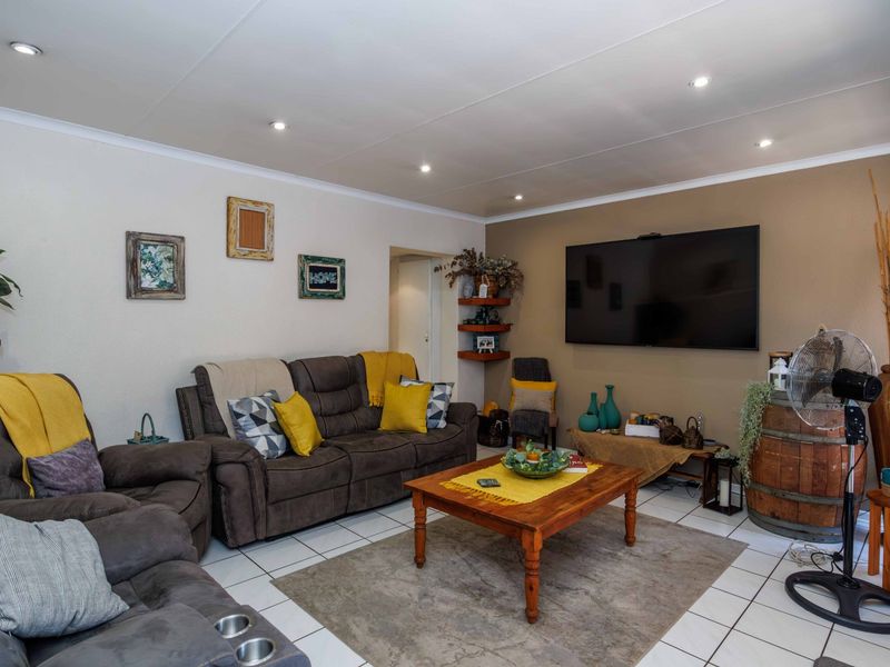 4 Bedroom House Plus Cottages for Sale in Marais Steyn Park - Photo 6