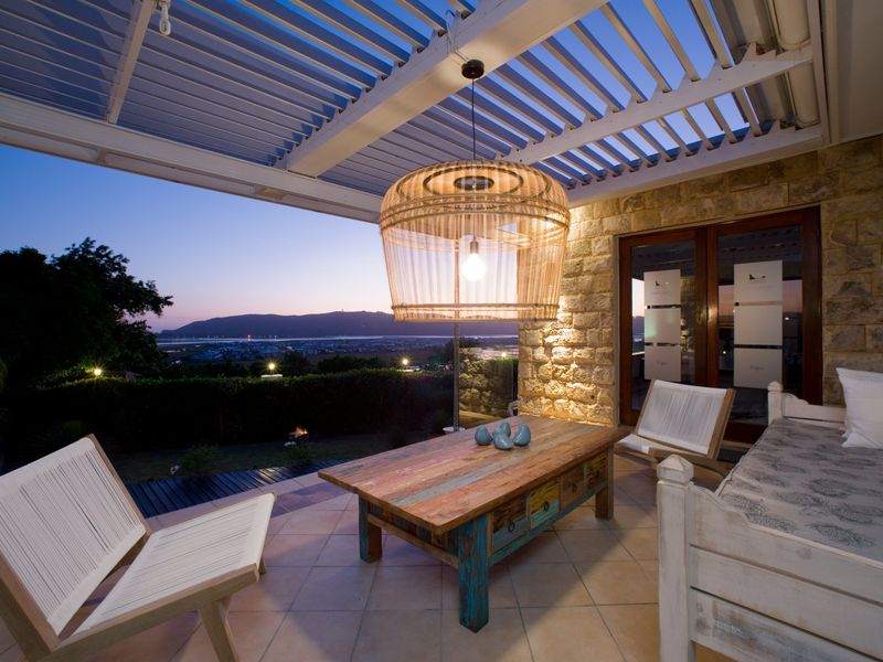 Sophisticated, Luxurious Guest House - Photo 3
