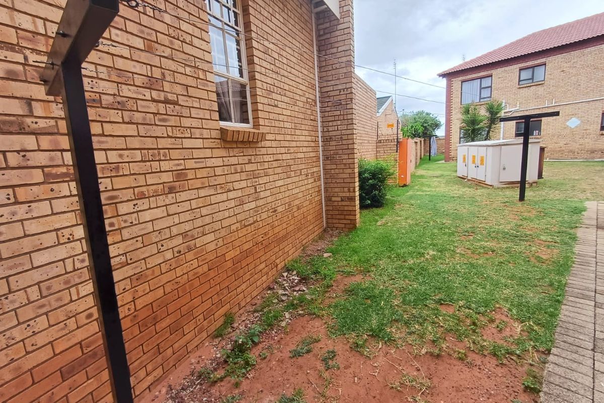 Charming 2-Bedroom Apartment in Flamwood, Klerksdorp - Photo 4