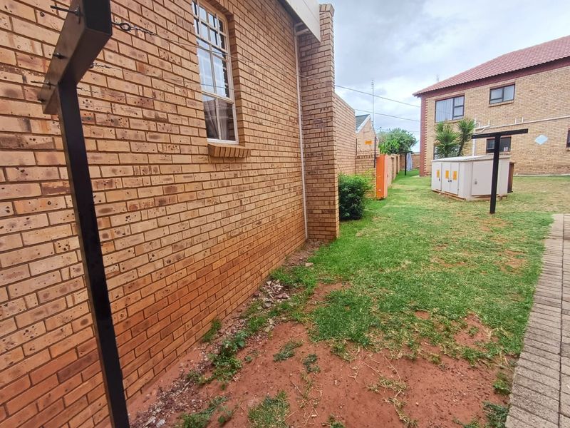 Charming 2-Bedroom Apartment in Flamwood, Klerksdorp - Photo 4