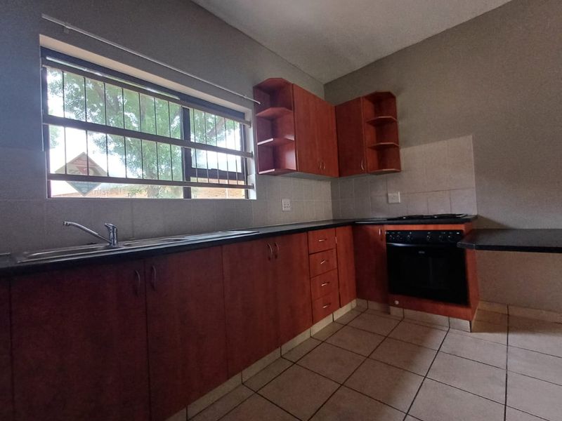 Charming 2-Bedroom Apartment in Flamwood, Klerksdorp - Photo 8