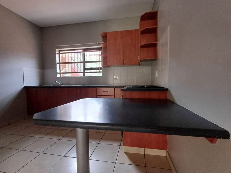Charming 2-Bedroom Apartment in Flamwood, Klerksdorp - Photo 6