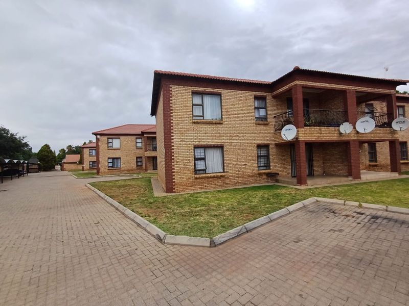 Charming 2-Bedroom Apartment in Flamwood, Klerksdorp - Photo 2