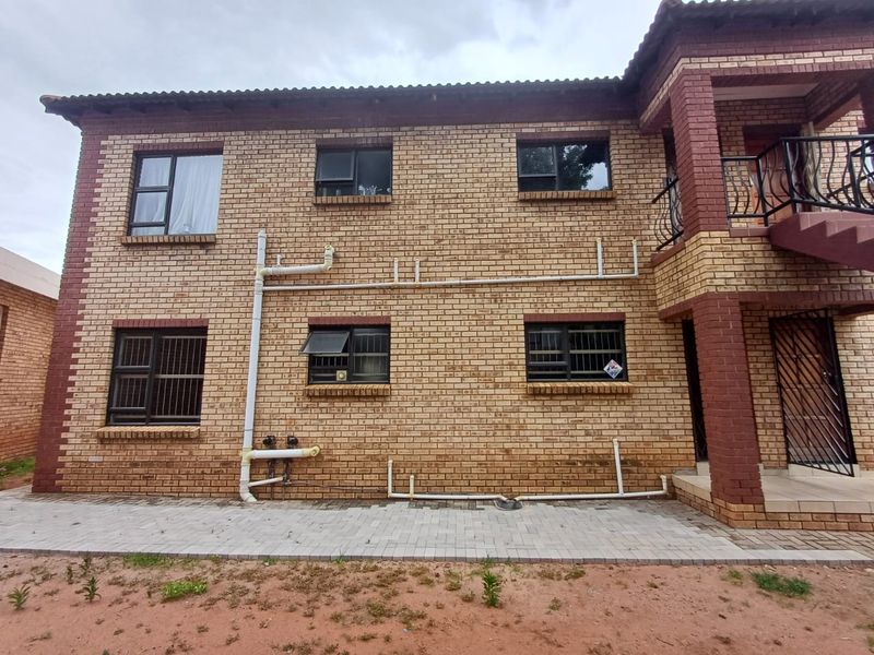 Charming 2-Bedroom Apartment in Flamwood, Klerksdorp - Photo 5
