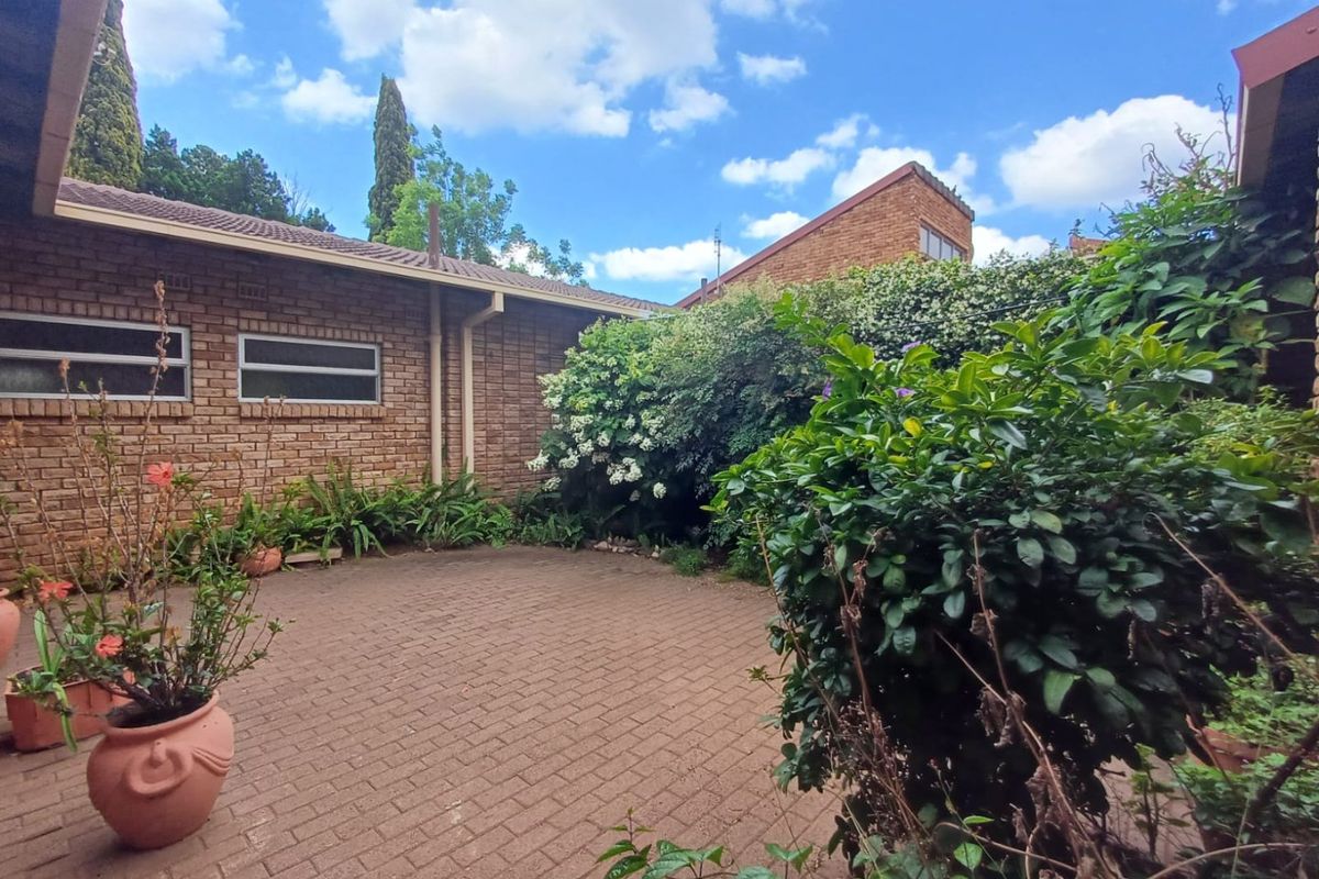 Elegant and Spacious Townhouse in Irenepark, Klerksdorp - Photo 5