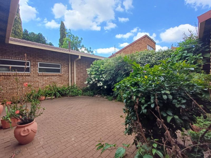 Elegant and Spacious Townhouse in Irenepark, Klerksdorp - Photo 5