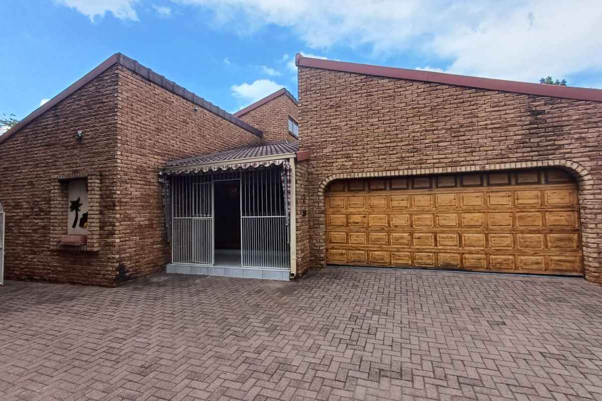 Elegant and Spacious Townhouse in Irenepark, Klerksdorp - Photo 2