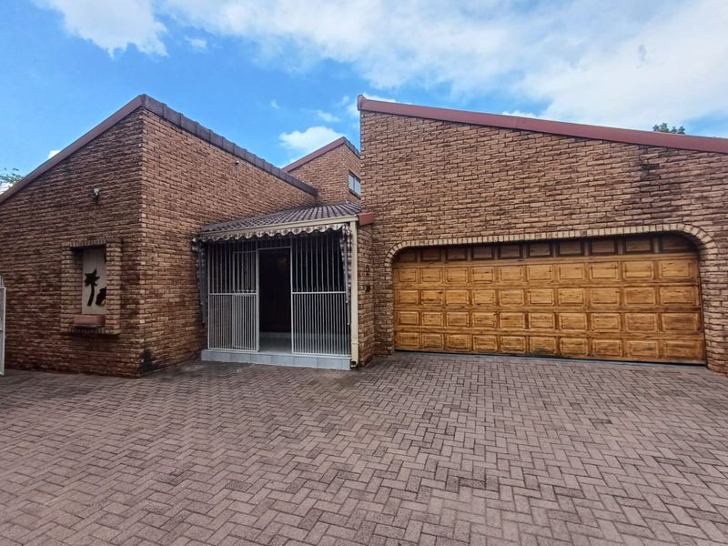 Elegant and Spacious Townhouse in Irenepark, Klerksdorp - Photo 2