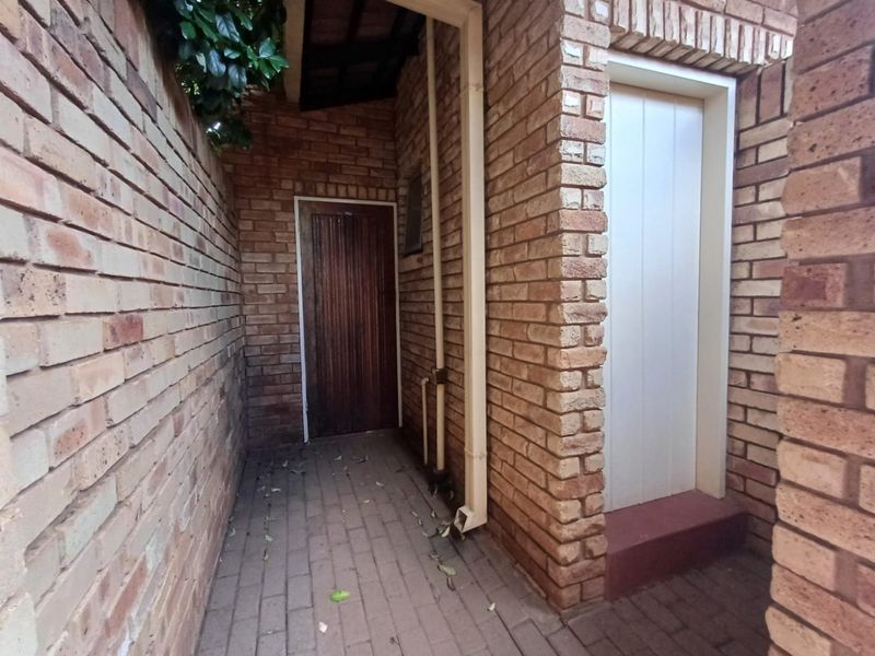 Elegant and Spacious Townhouse in Irenepark, Klerksdorp - Photo 10