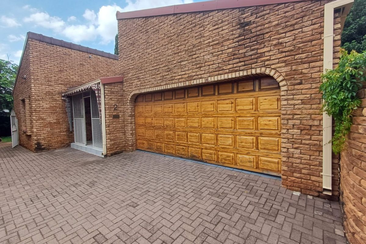 Elegant and Spacious Townhouse in Irenepark, Klerksdorp - Photo 3