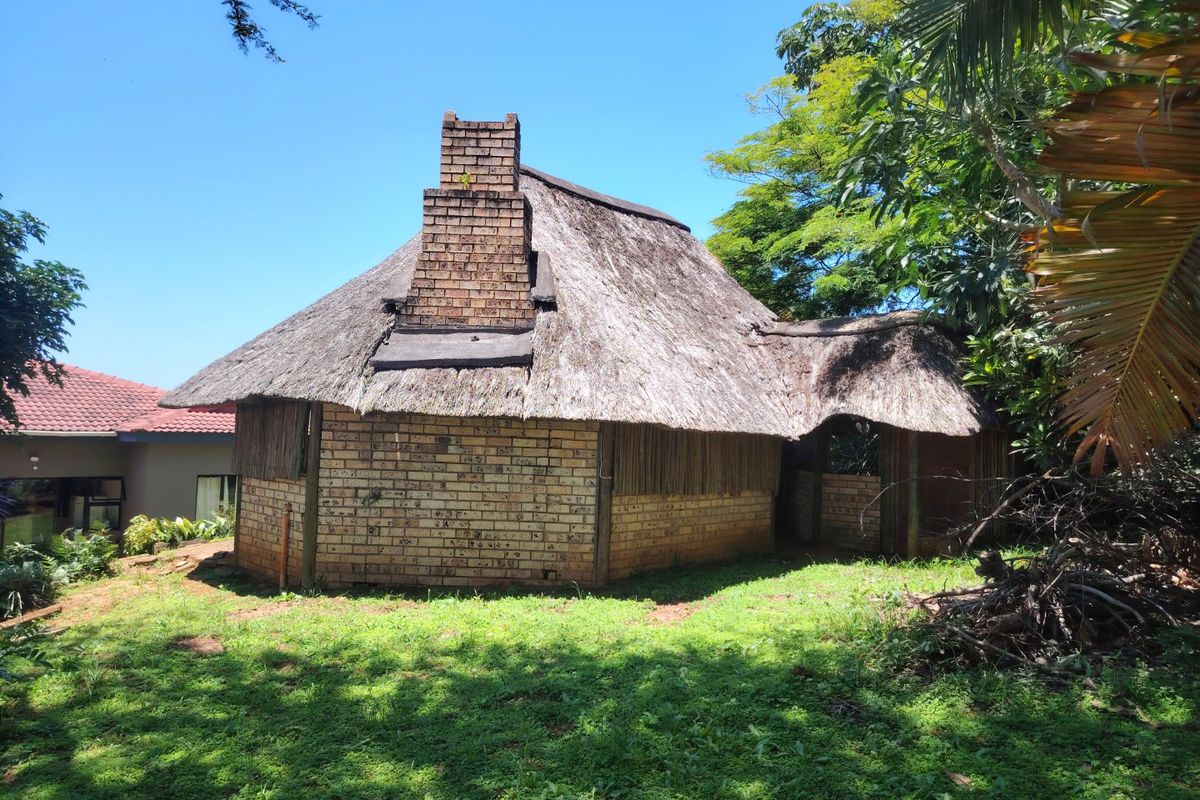 Modern home with bachelor flat, lapa and two entrances.  - Photo 4