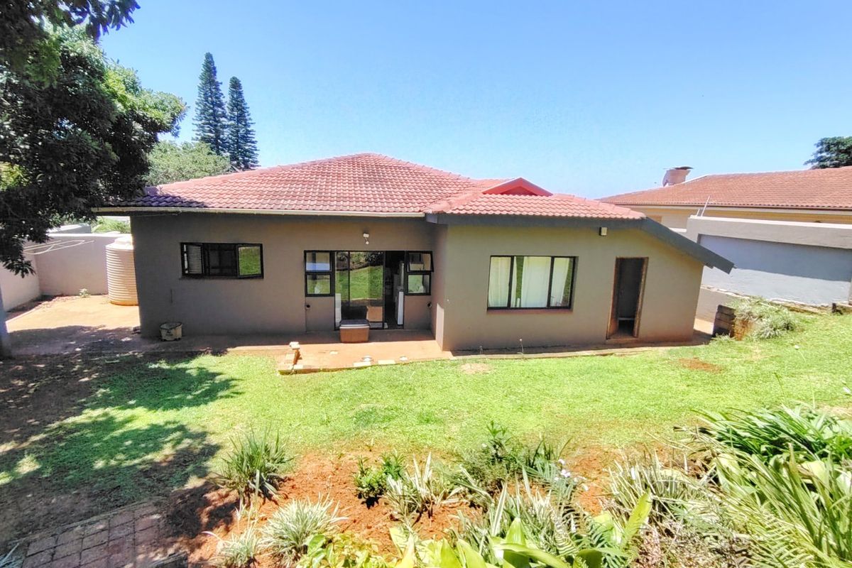 Modern home with bachelor flat, lapa and two entrances.  - Photo 3