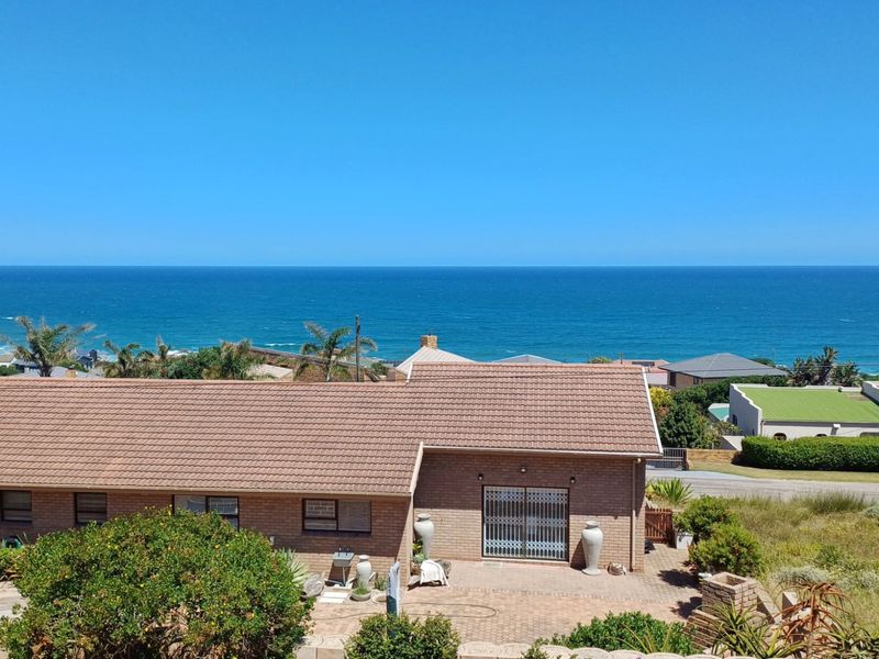 Coastal Family Home with Ocean Views - Photo 4