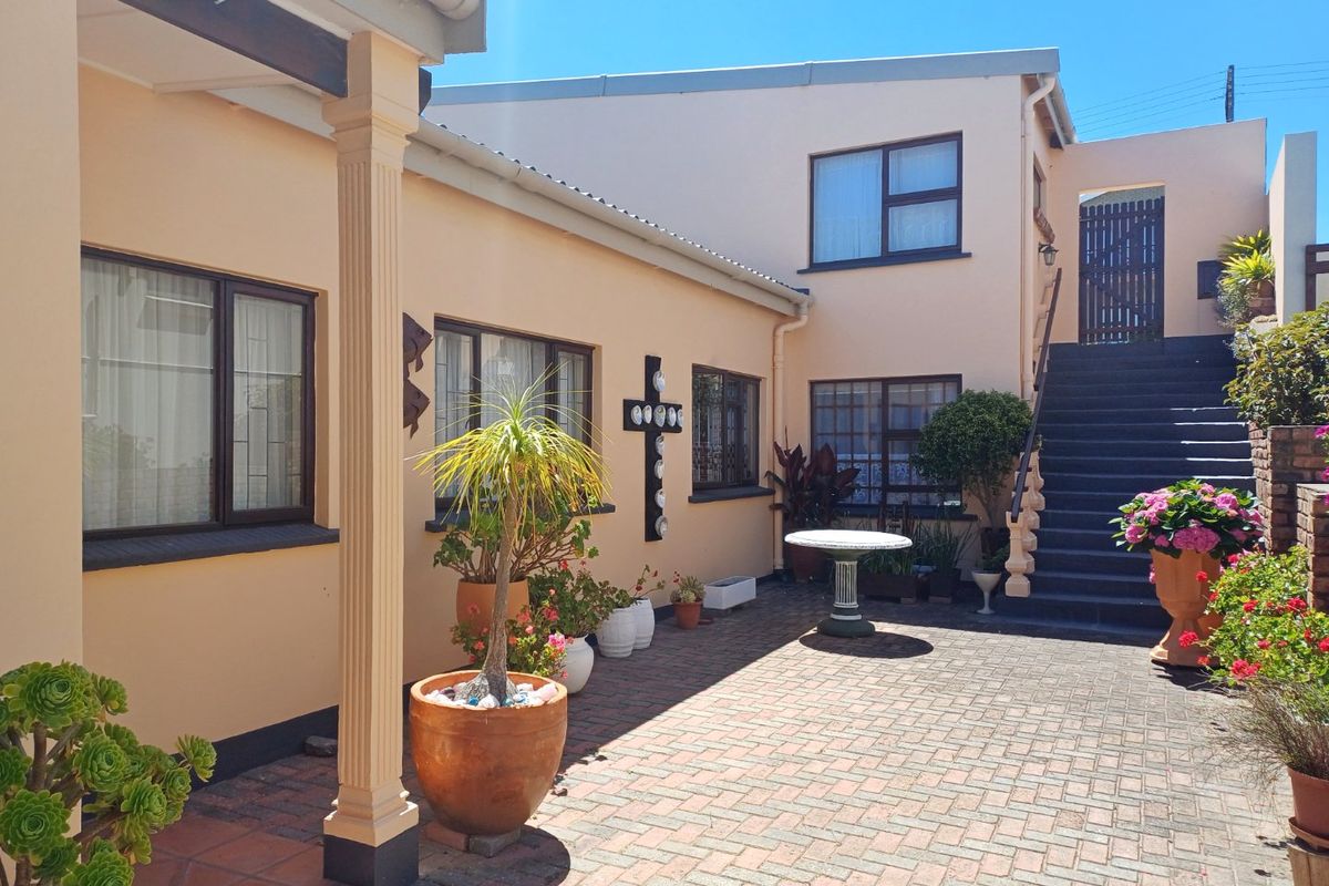 Coastal Family Home with Ocean Views - Photo 3