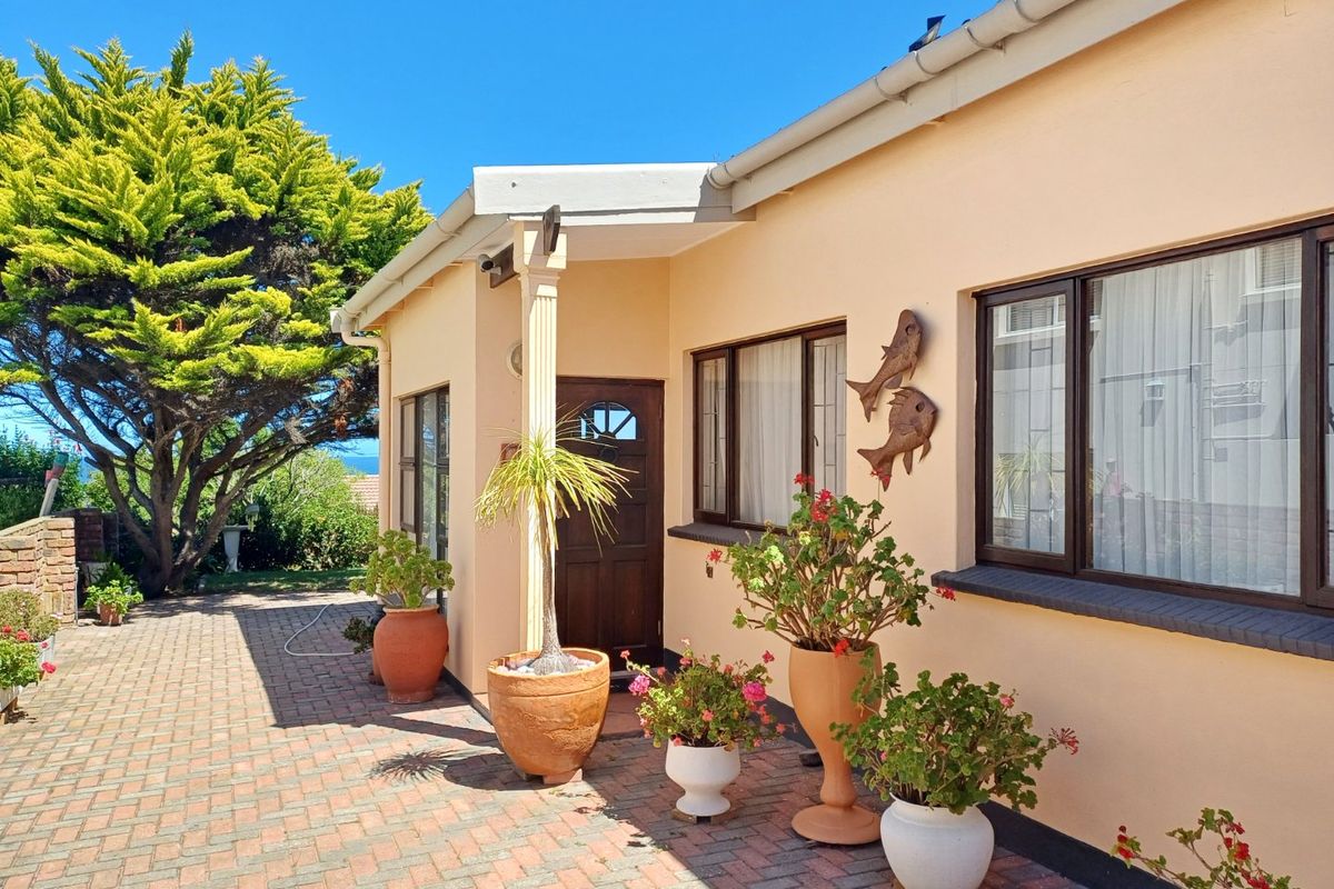 Coastal Family Home with Ocean Views - Photo 2