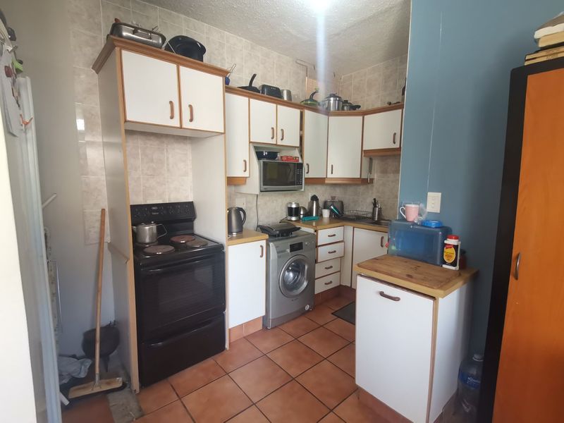 First floor corner unit with wrap around balcony and slight sea view through the trees - Photo 5