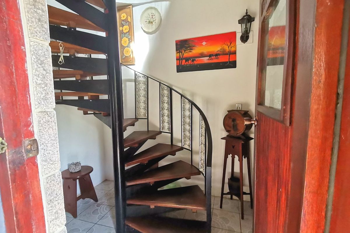 House with two flats, tandem garage with lift and garden with sea view.  - Photo 4