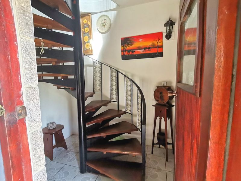 House with two flats, tandem garage with lift and garden with sea view.  - Photo 4