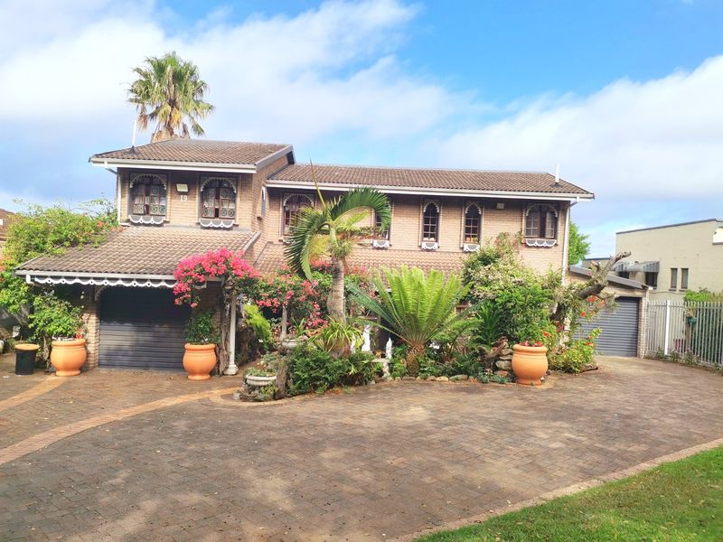 House with two flats, tandem garage with lift and garden with sea view.  - Photo 1