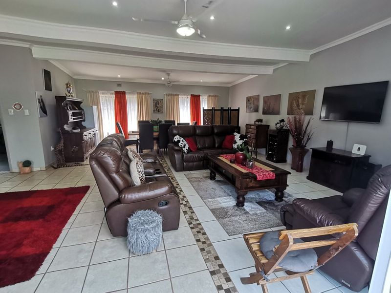 MASSIVE REDUCTION OF R345 000. Spectacular Home in a peaceful area with solar panels - Photo 10