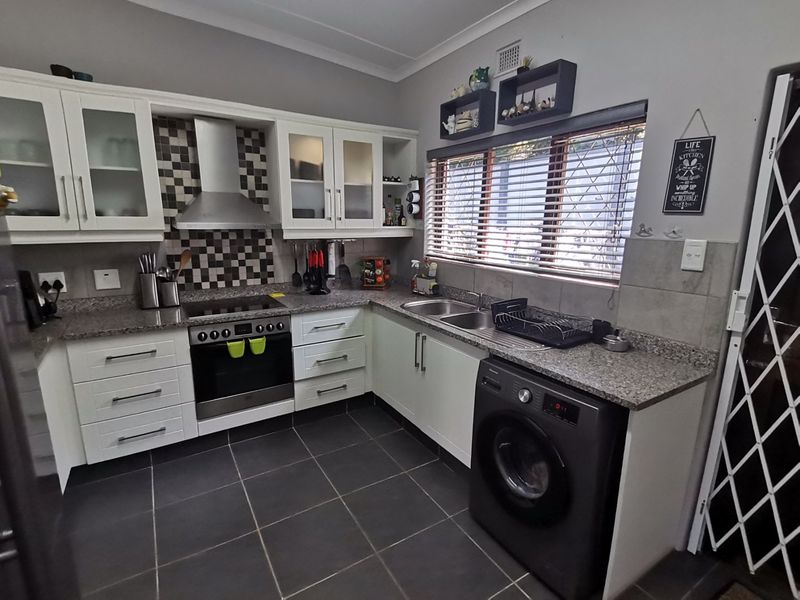 MASSIVE REDUCTION OF R345 000. Spectacular Home in a peaceful area with solar panels - Photo 7