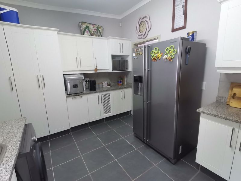 MASSIVE REDUCTION OF R345 000. Spectacular Home in a peaceful area with solar panels - Photo 9