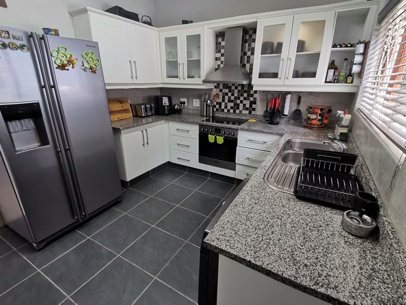 MASSIVE REDUCTION OF R345 000. Spectacular Home in a peaceful area with solar panels - Photo 8