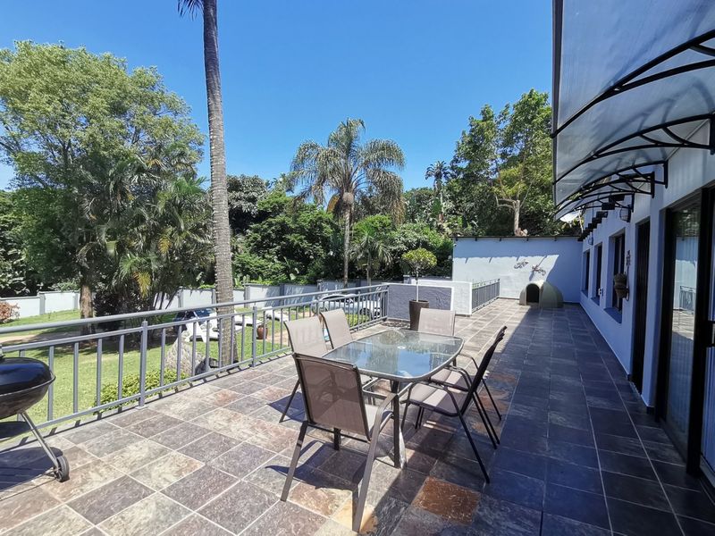 MASSIVE REDUCTION OF R345 000. Spectacular Home in a peaceful area with solar panels - Photo 6