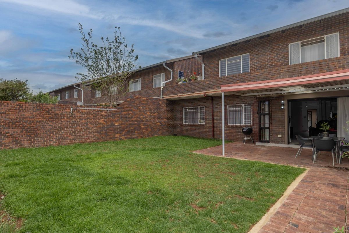 Contemporary Townhouse Living in Eden Glen - Photo 3