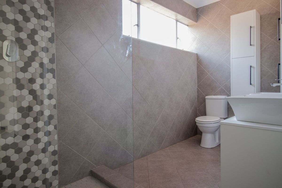 Newly renovated 3 Bedroom duplex with 2 bathrooms in an Historical Suburb, Jeppestown - Photo 4