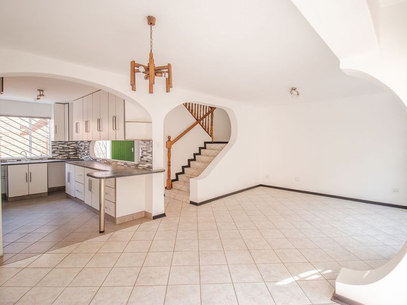 Newly renovated 3 Bedroom duplex with 2 bathrooms in an Historical Suburb, Jeppestown - Photo 2