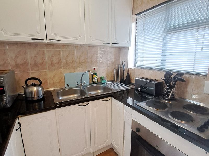 Modern 3 Bedroom Rylands Estate Apartment  - Photo 4