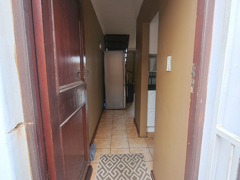 Modern 3 Bedroom Rylands Estate Apartment  - Photo 3