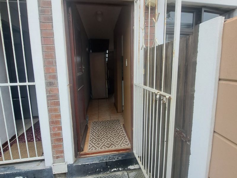 Modern 3 Bedroom Rylands Estate Apartment  - Photo 2