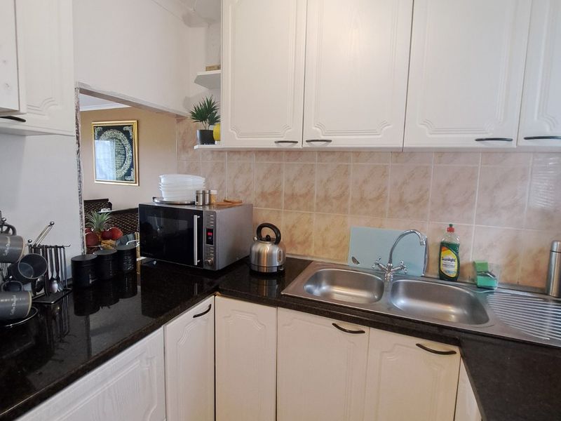 Modern 3 Bedroom Rylands Estate Apartment  - Photo 5